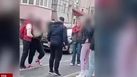 VIDEO  O altercație violentă a avut loc între mai multe adolescente din Sibiu. Doi trecători au aplanat conflictul